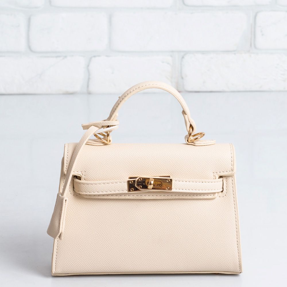 Дамска чанта в бежово Дамска чанта в бежово