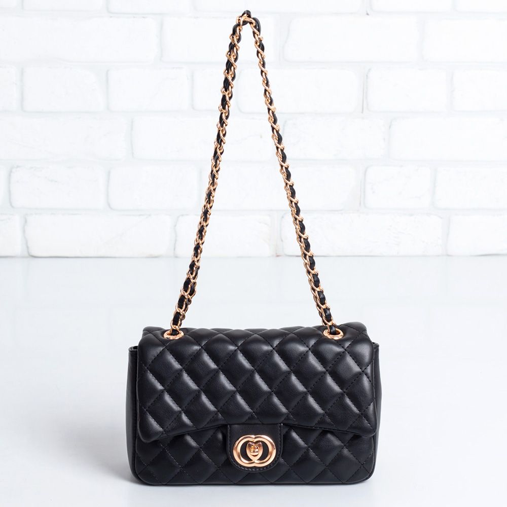 Дамска чанта в черно Дамска чанта в черно