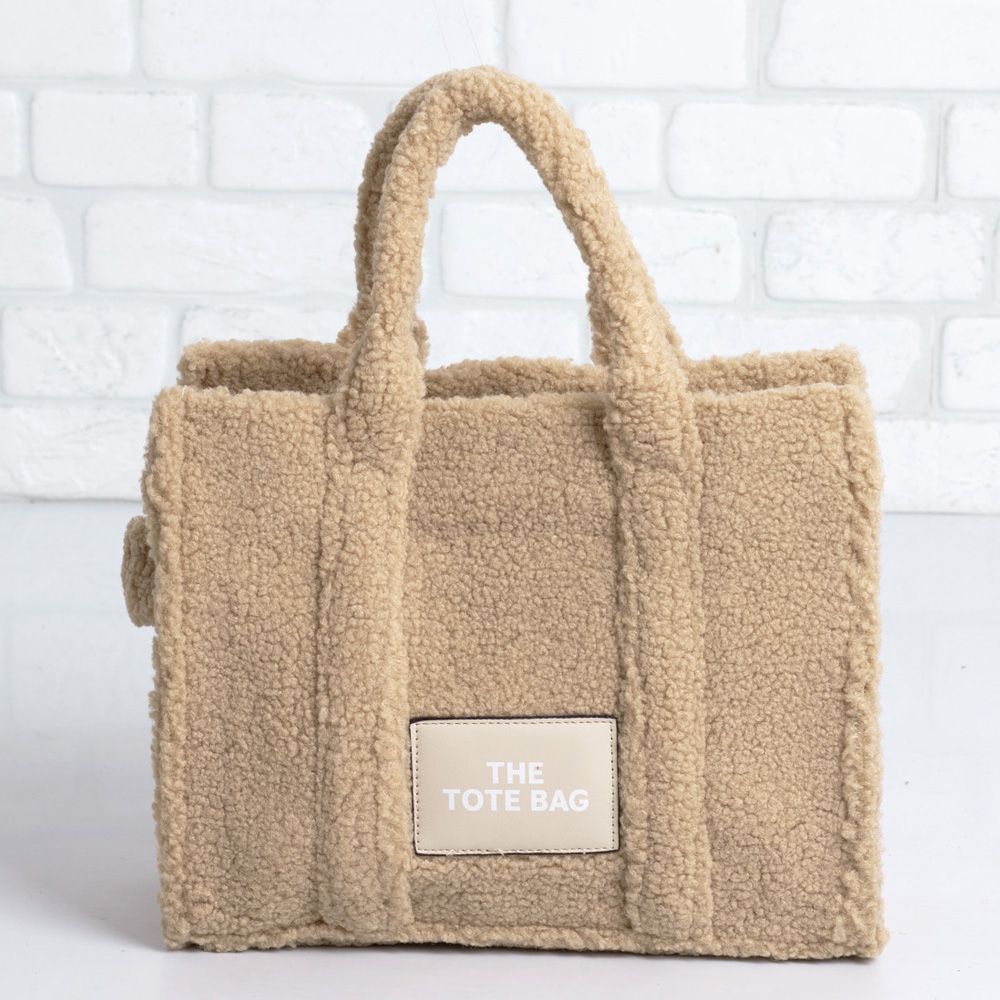 Дамска чанта в тъмно бежово Дамска чанта в тъмно бежово