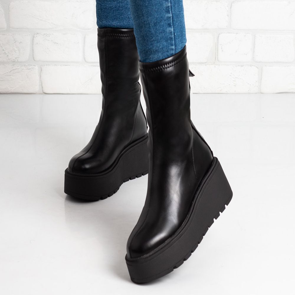 Дамски боти на платформа в черно Дамски боти на платформа в черно