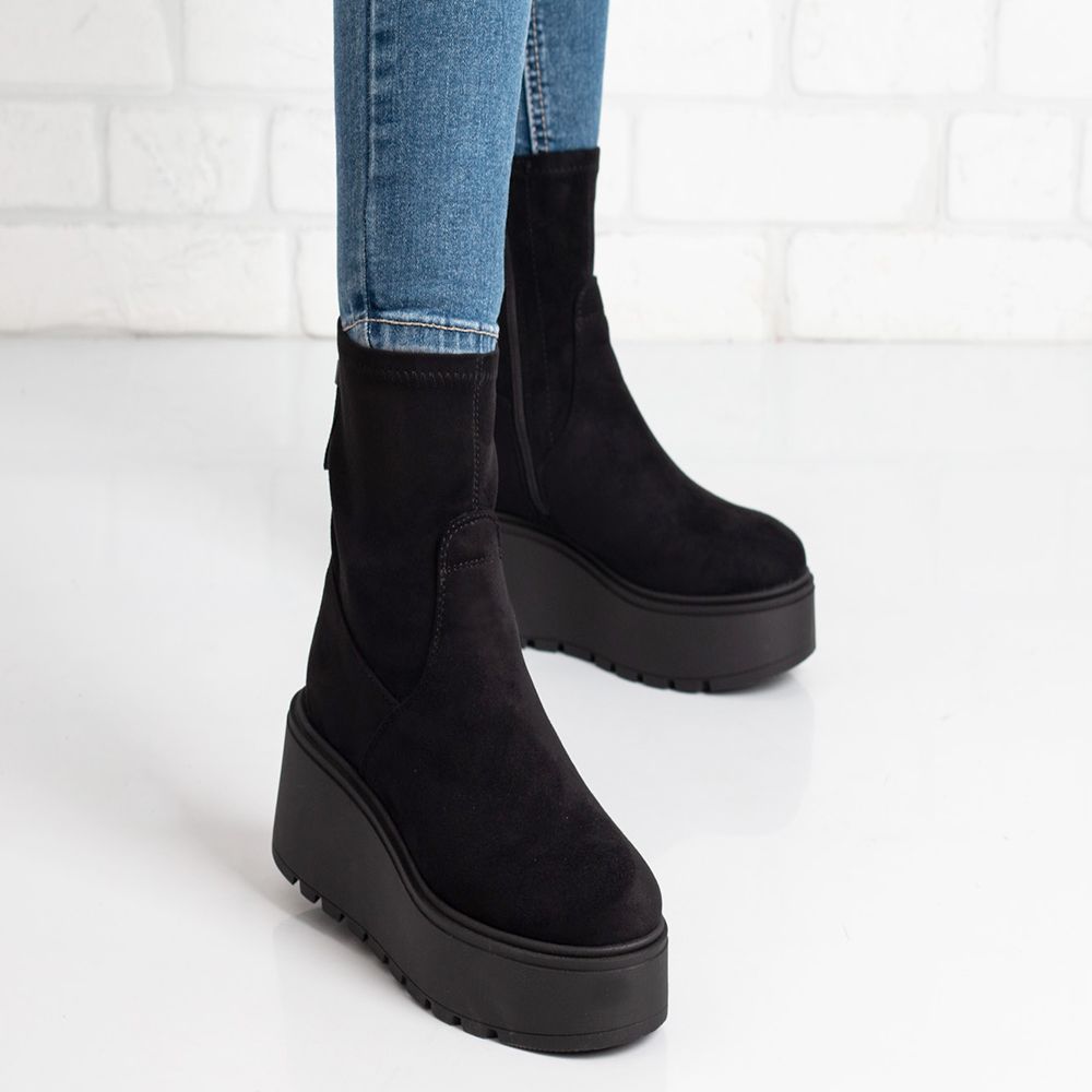 Дамски боти на платформа в черно Дамски боти на платформа в черно