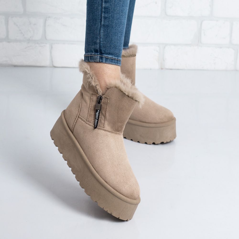 Дамски боти в бежово Дамски боти в бежово