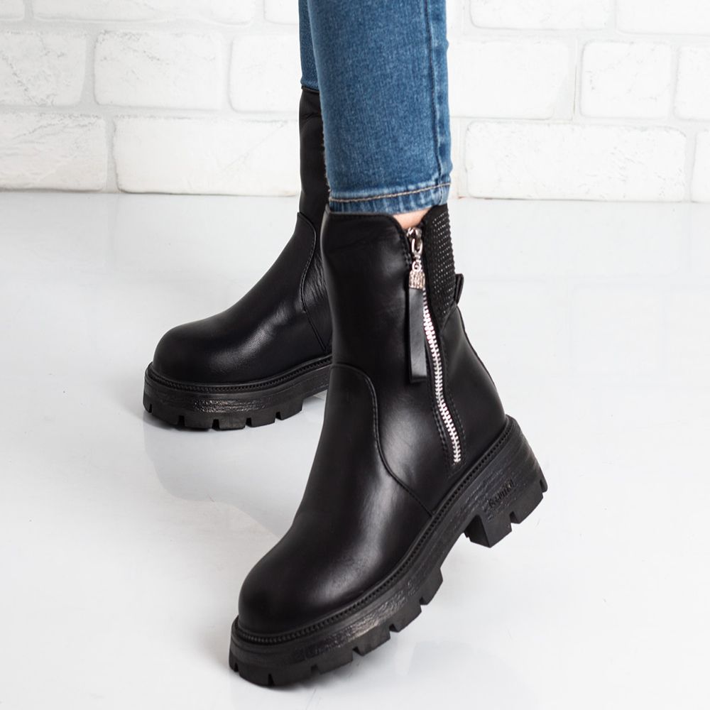 Дамски боти в черно Дамски боти в черно