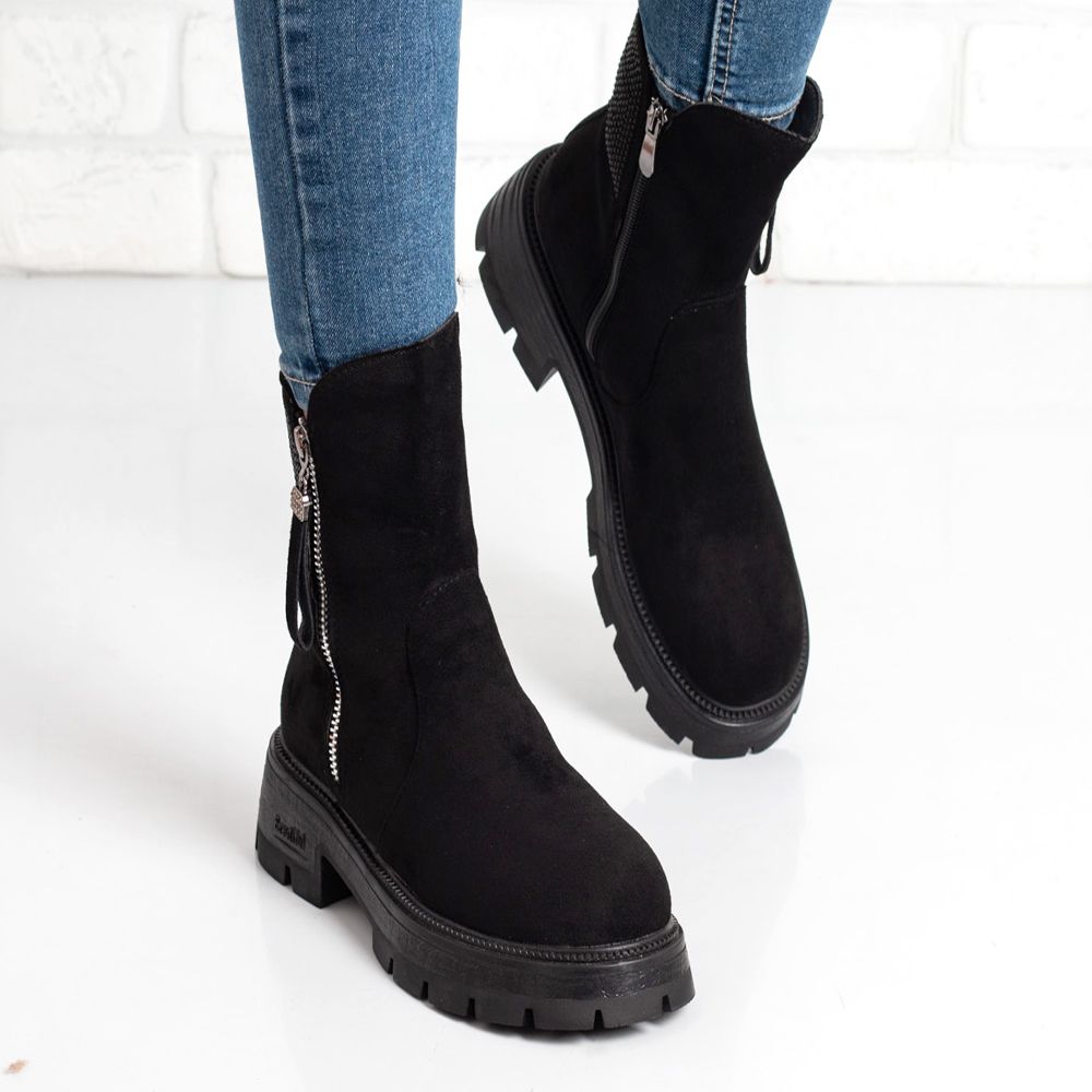 Дамски боти в черно Дамски боти в черно