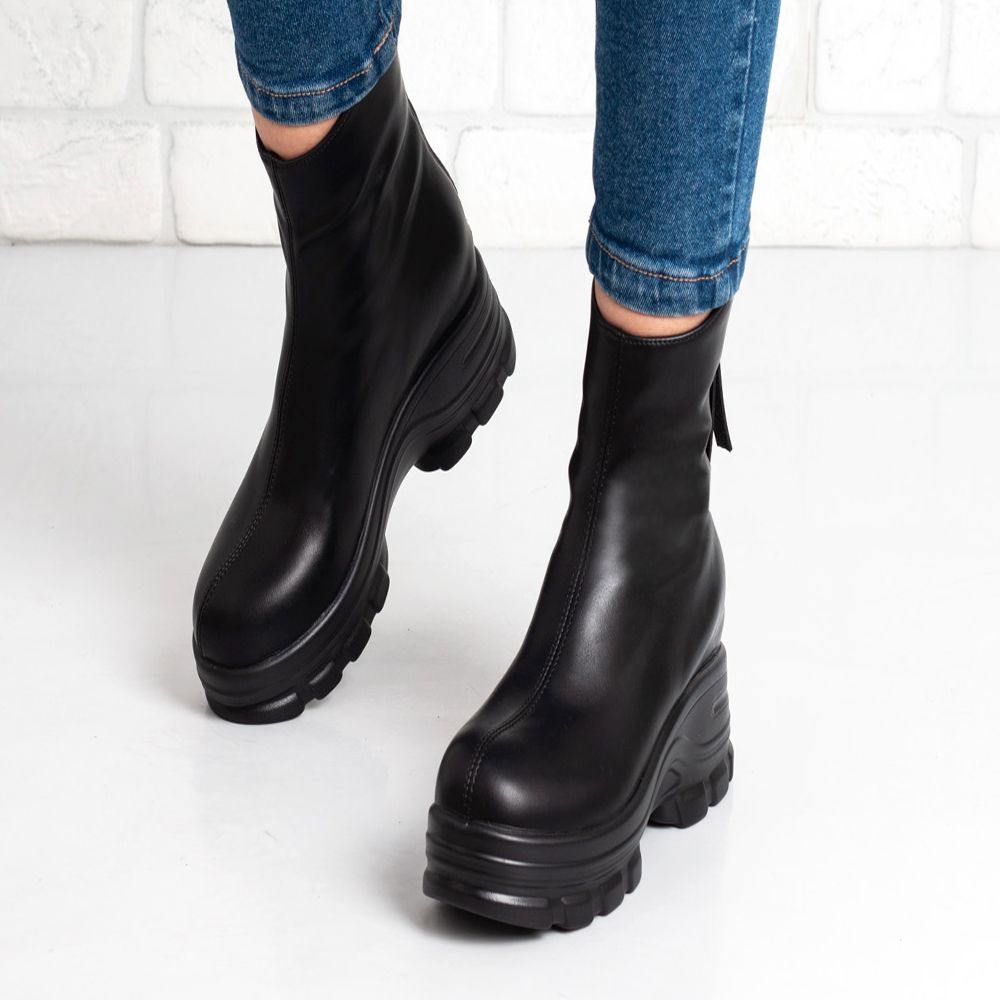 Дамски боти в черно Дамски боти в черно