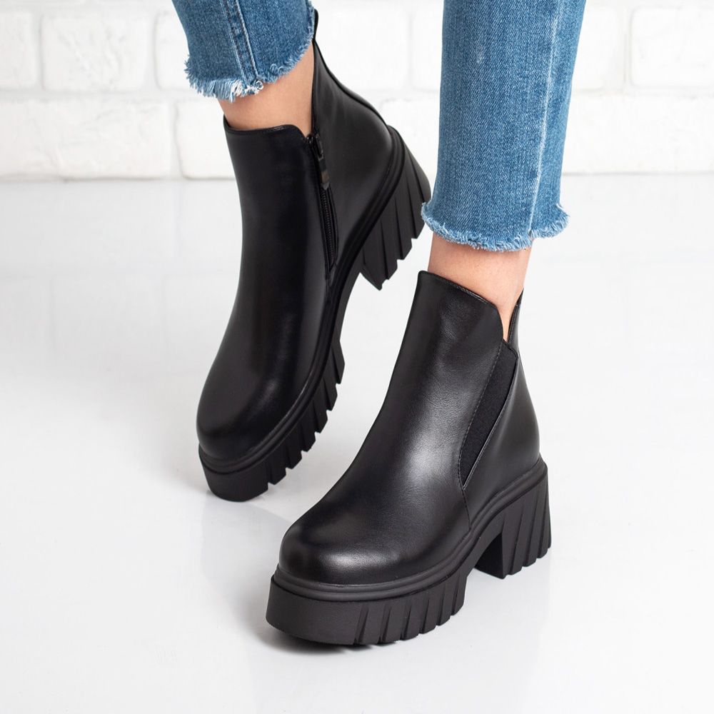 Дамски боти в черно Дамски боти в черно