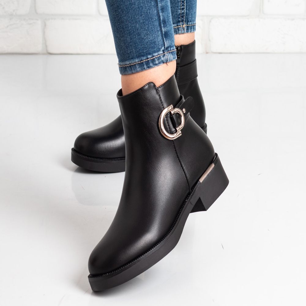 Дамски боти в черно Дамски боти в черно