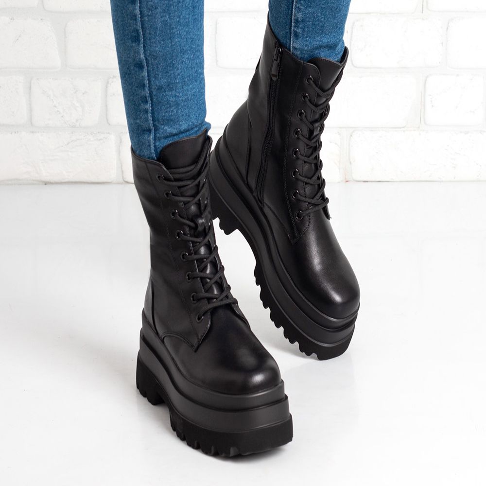 Дамски боти в черно Дамски боти в черно