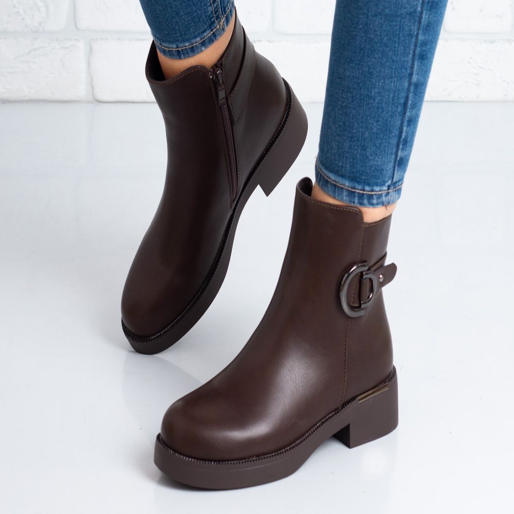 Дамски боти в кафяво Дамски боти в кафяво