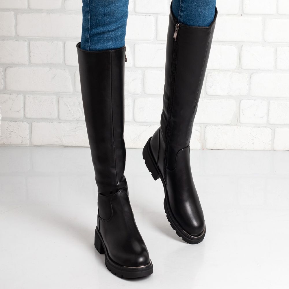 Дамски ботуши в черно Дамски ботуши в черно