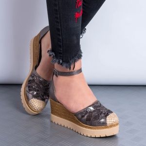 Дамски сандали на платформа в бронз