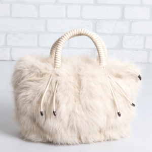 Дамска чанта в бежово