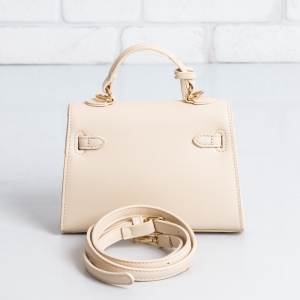 Дамска чанта в бежово