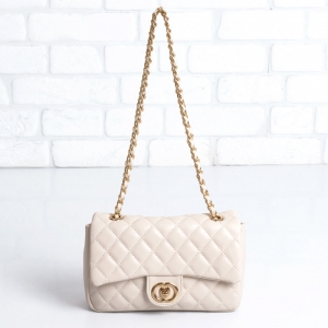 Дамска чанта в бежово