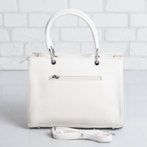 Дамска чанта в бяло