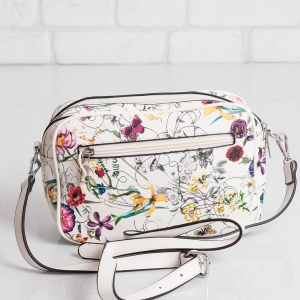 Дамска чанта в бяло на цветя