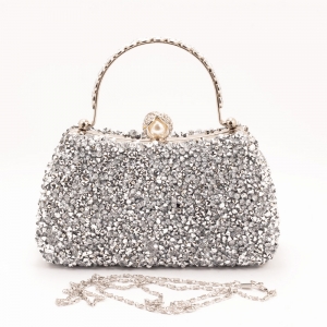 Дамска чанта в сребристо