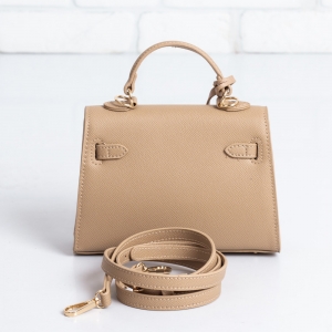 Дамска чанта в тъмно бежово