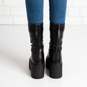 Дамски боти на платформа в черно