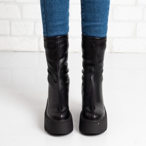 Дамски боти на платформа в черно