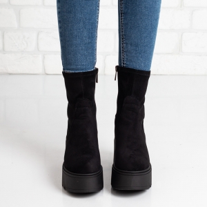 Дамски боти на платформа в черно Дамски боти на платформа в черно