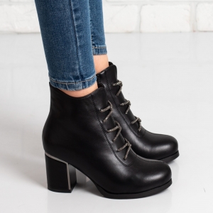 Дамски боти на ток в черно