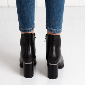 Дамски боти на ток в черно