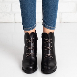 Дамски боти на ток в черно