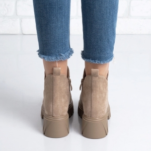 Дамски боти в бежаво