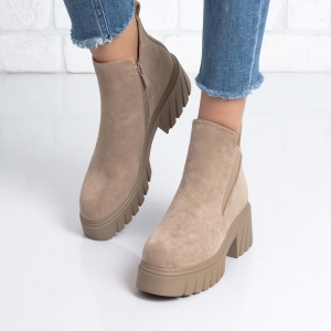 Дамски боти в бежаво