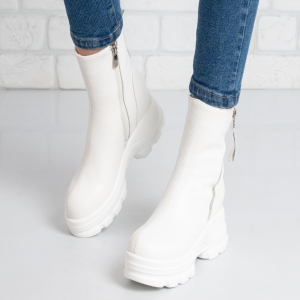 Дамски боти в бяло