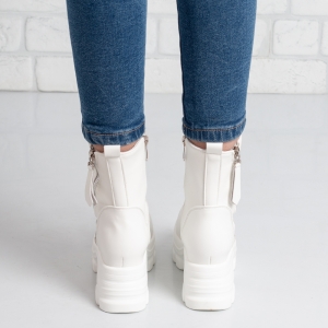 Дамски боти в бяло