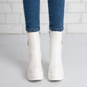 Дамски боти в бяло