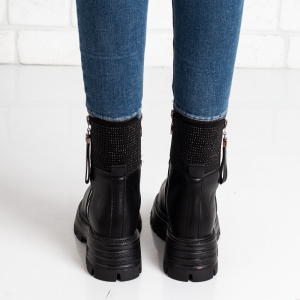 Дамски боти в черно Дамски боти в черно