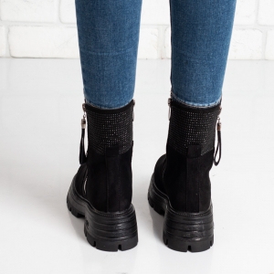 Дамски боти в черно Дамски боти в черно