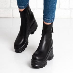 Дамски боти в черно