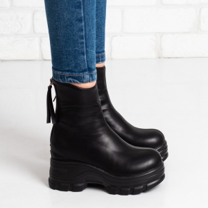 Дамски боти в черно