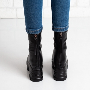 Дамски боти в черно