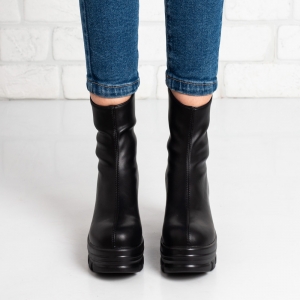 Дамски боти в черно