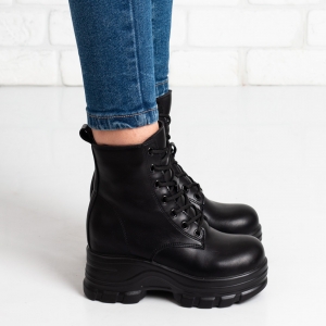 Дамски боти в черно