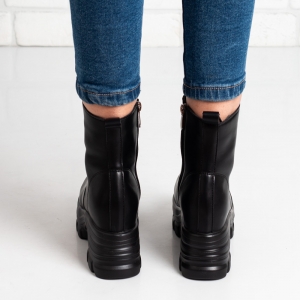 Дамски боти в черно