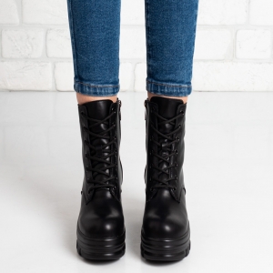 Дамски боти в черно