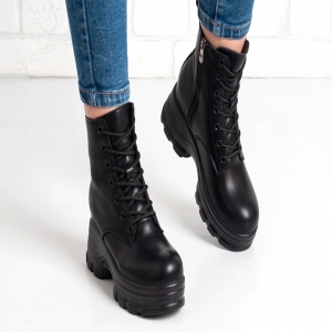 Дамски боти в черно