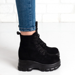 Дамски боти в черно