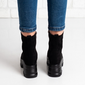 Дамски боти в черно