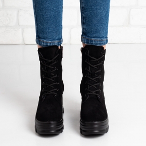 Дамски боти в черно