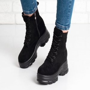 Дамски боти в черно