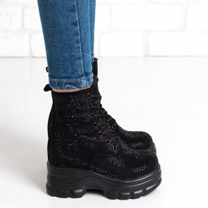 Дамски боти в черно