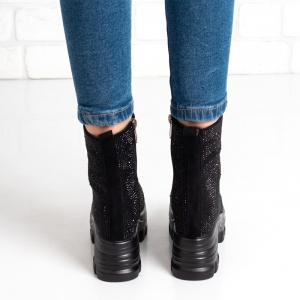 Дамски боти в черно