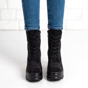 Дамски боти в черно